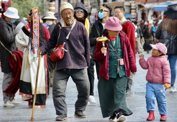 Lhasas iedzīvotāji Tibetā - Sputnik Latvija