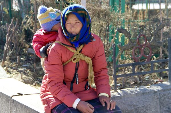 Sieviete ar bērnu Lhasas ielā - Sputnik Latvija