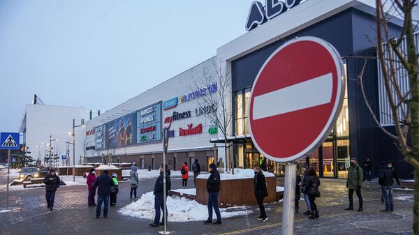 Очередь на вход в торговый центр в Риге - Sputnik Latvija