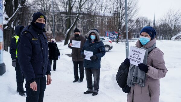 Пикет у посольства России в Риге в поддержку ветерана ВОВ, которого оскорбил Навальный - Sputnik Латвия