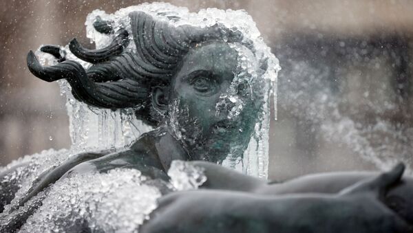 Покрытая льдом статуя на Трафальгарской площади в Лондоне  - Sputnik Латвия