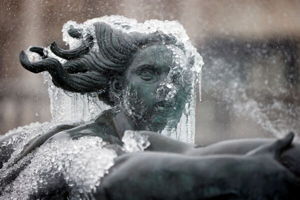 Покрытая льдом статуя на Трафальгарской площади в Лондоне  - Sputnik Latvija