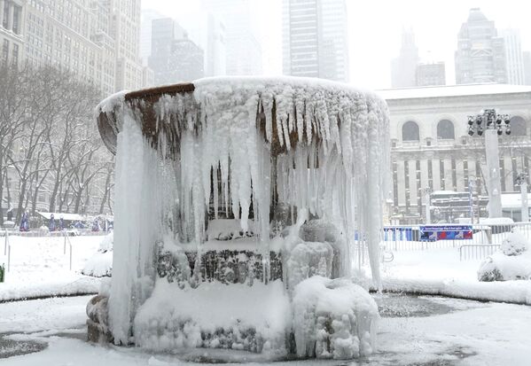 Покрытый льдом мемориальный фонтан Джозефины Шоу Лоуэлл в Нью-Йорке  - Sputnik Latvija