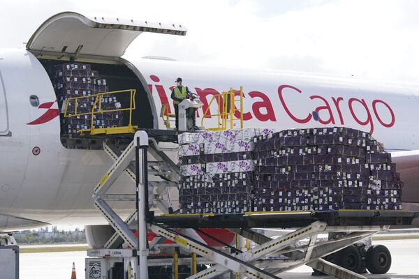 Разгрузка самолета Airbus A330-200F с грузом цветов в преддверии Дня святого Валентина на складе в международном аэропорту Майами, США Разгрузка самолета Airbus A330-200F с грузом цветов в преддверии Дня святого Валентина на складе в международном аэропорту Майами, США - Sputnik Латвия