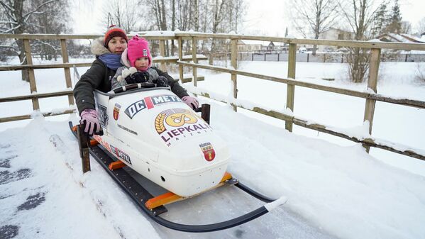 Dana Bērziņa ar meitu bobsleja trekā, ko viņas vīrs uzbūvējis Rūjienā - Sputnik Latvija