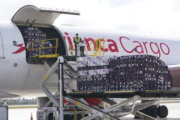 Разгрузка самолета Airbus A330-200F с грузом цветов в преддверии Дня святого Валентина на складе в международном аэропорту Майами, США - Sputnik Latvija
