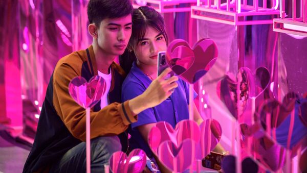 Пара фотографируется в День святого Валентина в Бангкоке  - Sputnik Латвия