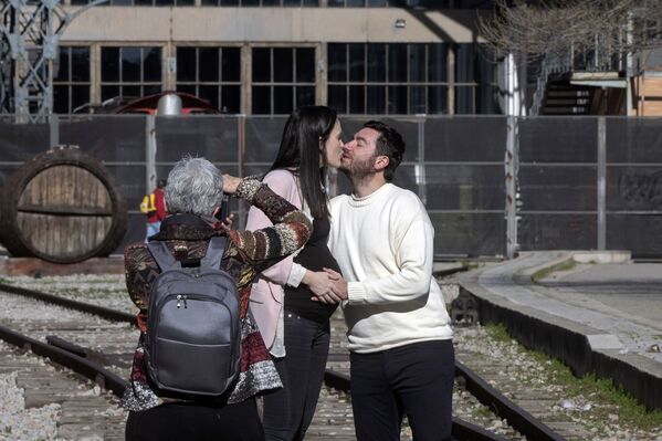 Пара позирует в День святого Валентина в Мадриде  - Sputnik Латвия