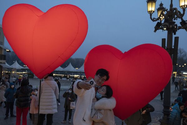 Люди фотографируются у воздушных шаров в День святого Валентина в Пекине  - Sputnik Латвия