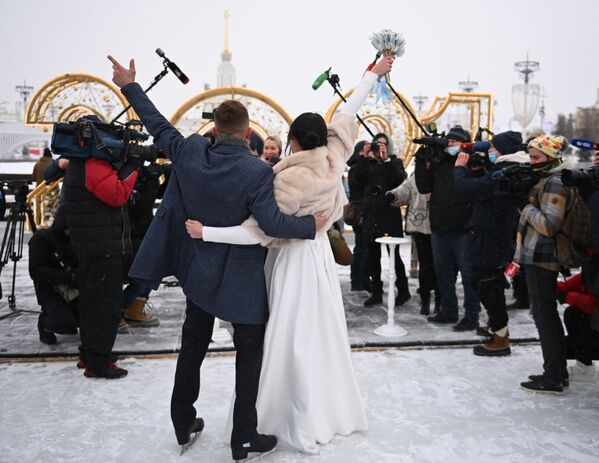 Молодожены на церемонии бракосочетания на катке ВДНХ в Москве - Sputnik Латвия
