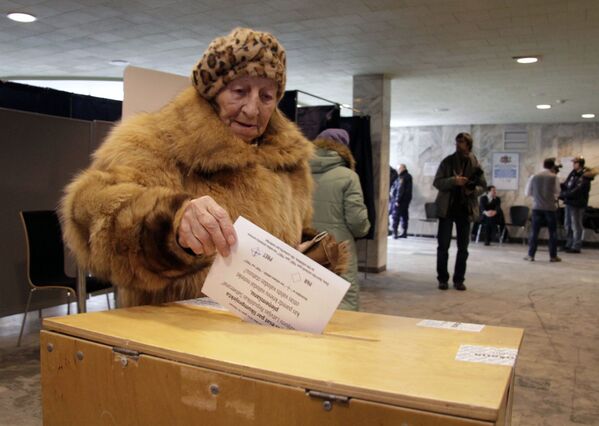 Референдум о статусе русского языка в Латвии 18 февраля 2012 года. Избирательный участок в Риге Референдум о статусе русского языка в Латвии 18 февраля 2012 года. Избирательный участок в Риге - Sputnik Латвия