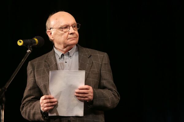 Žeņa Lukašins no "Likteņa ironijas", Noviseļcevs no "Dienesta romāna", Hvostovs no "Garāžas"... Kad ekrānos parādījās Andrejs Mjagkovs, kļuva skaidrs – labāku aktieri liriskajām lomām neatrast. Viņa bezpalīdzīgais skatiens un neticamais valdzinājums padarīja aktieri par visas valsts mīluli. Viņš aizgāja viņsaulē 18. februārī pēc sirdslēkmes Žeņa Lukašins no "Likteņa ironijas", Noviseļcevs no "Dienesta romāna", Hvostovs no "Garāžas"... Kad ekrānos parādījās Andrejs Mjagkovs, kļuva skaidrs – labāku aktieri liriskajām lomām neatrast. Viņa bezpalīdzīgais skatiens un neticamais valdzinājums padarīja aktieri par visas valsts mīluli. Viņš aizgāja viņsaulē 18. februārī pēc sirdslēkmes - Sputnik Latvija
