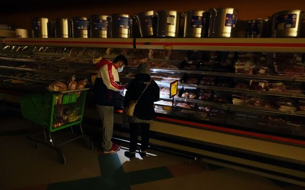 Люди с фонариками в супермаркете в Далласе, Техас - Sputnik Latvija