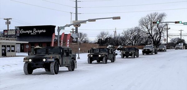 Военные машины в Техасе перевозят жителей во временные убежища из-за сильных морозов - Sputnik Latvija