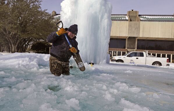 Рабочий ломает лед в замерзшем фонтане в Ричардсоне, штат Техас - Sputnik Latvija