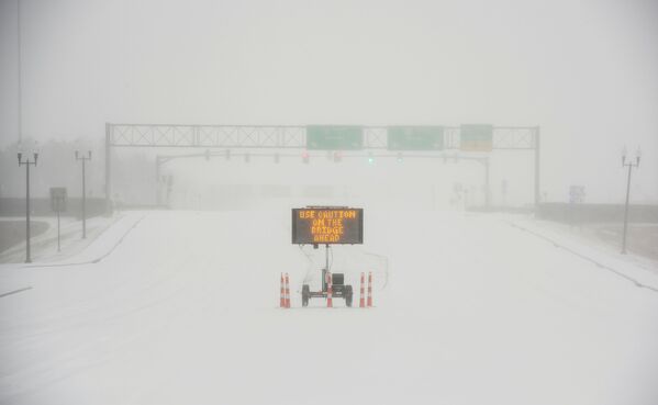 Автомобилистов предупреждают о снегопаде и ледяном дожде на трассе в штате Миссисипи - Sputnik Latvija