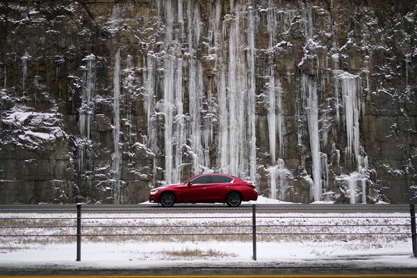 Автомобиль у покрытой льдом скалы в Луисвилле, Кентукки - Sputnik Latvija