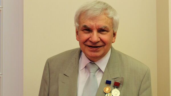 Известный латвийский поэт Петр Антропов получил уже вторую Есенинскую медаль - Sputnik Латвия
