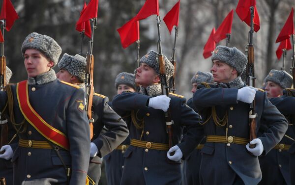 Karavīri svinīgās ziedu nolikšanas ceremonijā pie maršala Georga Žukova pieminekļa Tēvijas aizstāvja dienā Jekaterinburgā - Sputnik Latvija