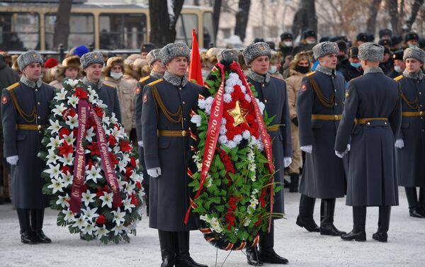 Karavīri svinīgās ziedu nolikšanas ceremonijā pie maršala Georga Žukova pieminekļa Tēvijas aizstāvja dienā Jekaterinburgā Karavīri svinīgās ziedu nolikšanas ceremonijā pie maršala Georga Žukova pieminekļa Tēvijas aizstāvja dienā Jekaterinburgā - Sputnik Latvija