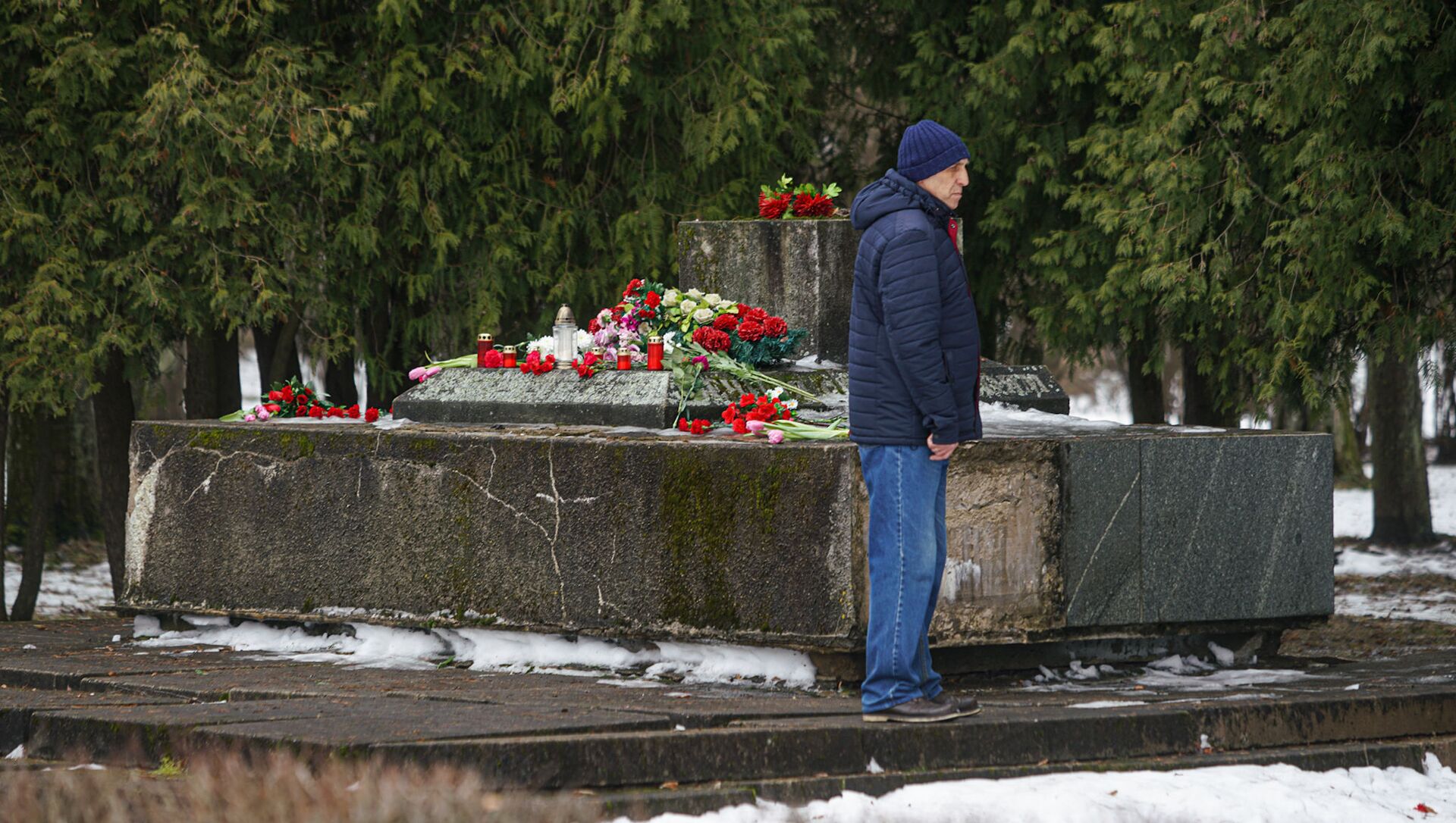 В ночь на 24 февраля в Екабпилсе вандалы украли пушку ЗиС-3 с могилы героев-освободителей Екабпилса от нацистских захватчиков - Sputnik Латвия, 1920, 24.02.2021