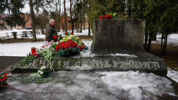 Могила героев-освободителей Екабпилса от нацистских захватчиков - Sputnik Латвия