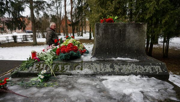 В ночь на 24 февраля в Екабпилсе вандалы украли пушку ЗиС-3 с могилы героев-освободителей Екабпилса от нацистских захватчиков - Sputnik Латвия