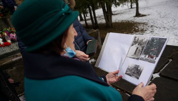 Лидия Аносова показывает исторические фотографии монумента в Екабпилсе - Sputnik Латвия