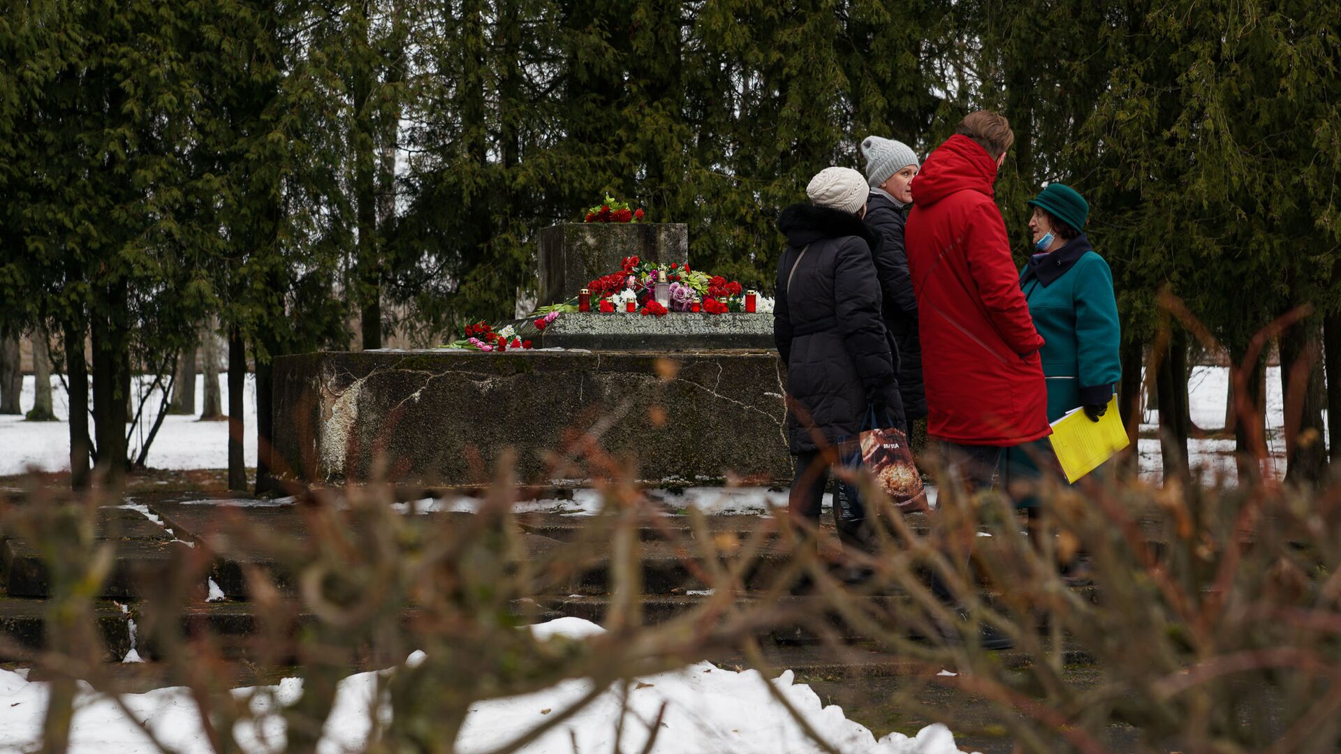 В ночь на 24 февраля в Екабпилсе вандалы украли пушку ЗиС-3 с могилы героев-освободителей Екабпилса от нацистских захватчиков - Sputnik Латвия, 1920, 11.01.2022