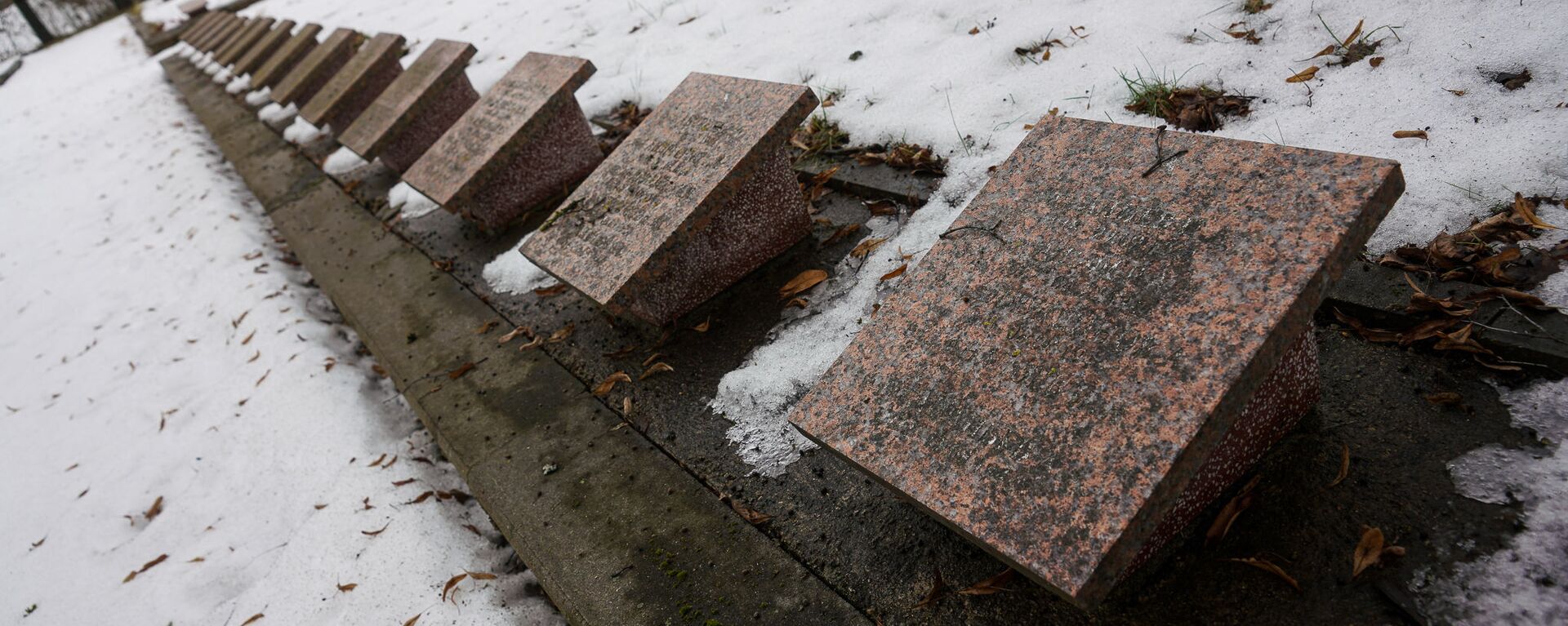 Памятные плиты на Братском кладбище в Екабпилсе - Sputnik Латвия, 1920, 16.03.2021