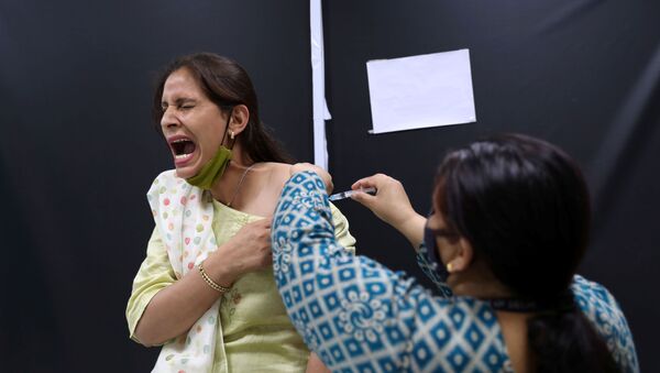 Сотрудница Serum Institute of India во время вакцинации против COVID-19 вакциной индийского производства CoviShield компании AstraZeneca - Sputnik Латвия