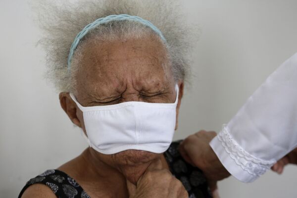 90-летняя Жюстина Батиста во время вакцинации против COVID-19 китайской вакциной Sinovac в Бразилиа, Бразилия 90-летняя Жюстина Батиста во время вакцинации против COVID-19 китайской вакциной Sinovac в Бразилиа, Бразилия - Sputnik Латвия