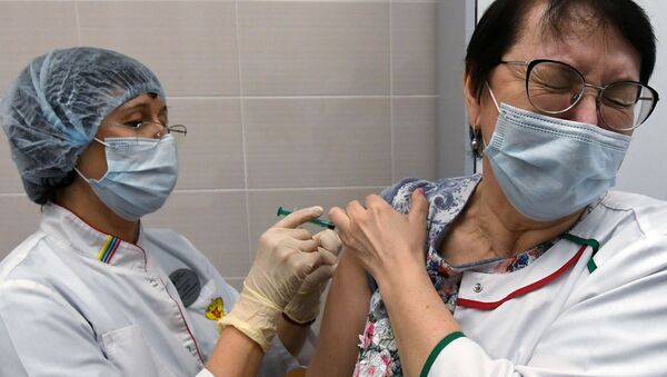 Медицинская сотрудница Сибирского федерального университета вакцинируется против COVID-19 вакциной Спутник V - Sputnik Latvija