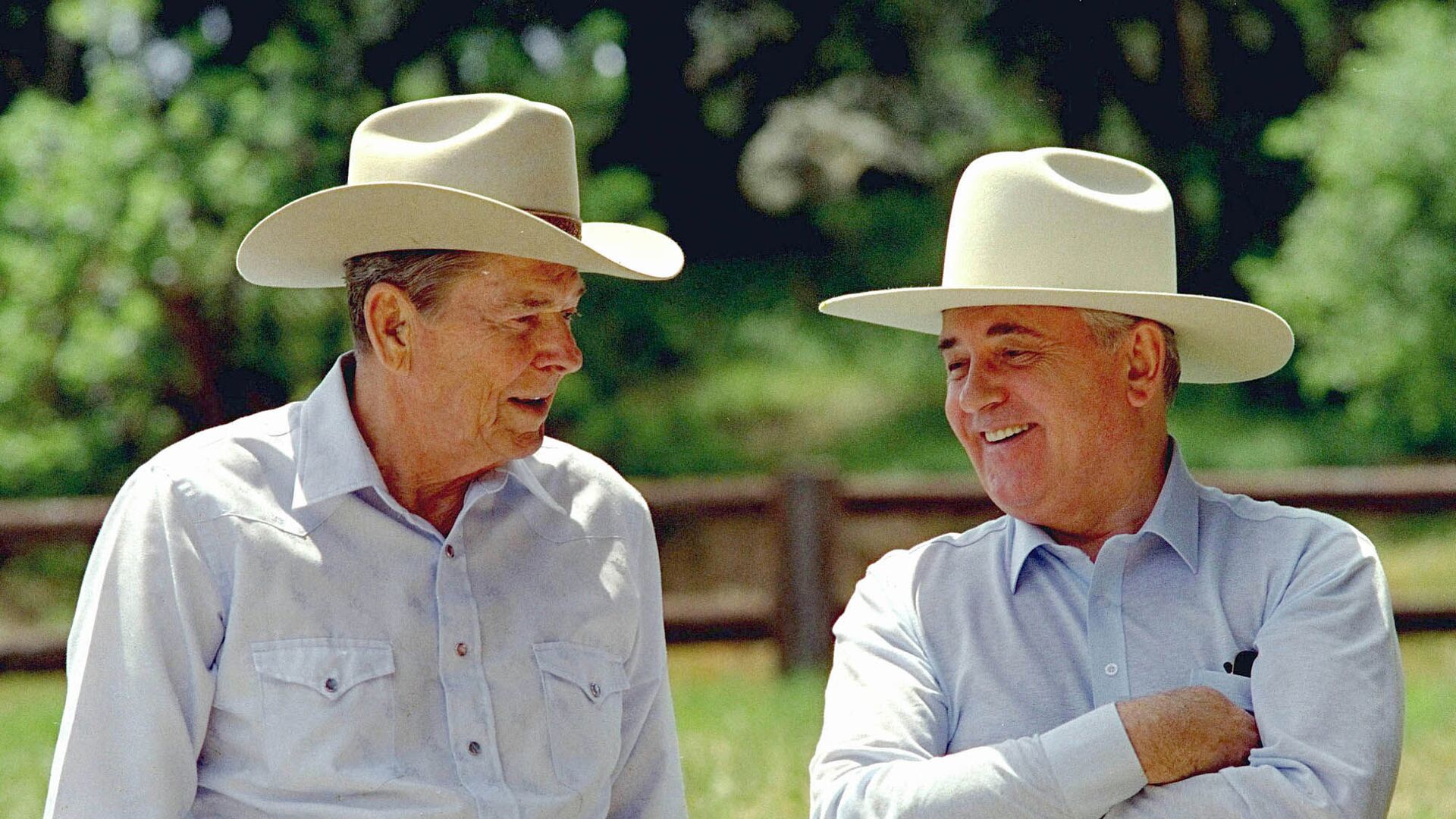 Горбачев и Рейган на ранчо в США в 1992 году - Sputnik Latvija, 1920, 03.06.2021