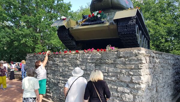 Возложение цветов к памятнику танку  Т-34 - Sputnik Латвия