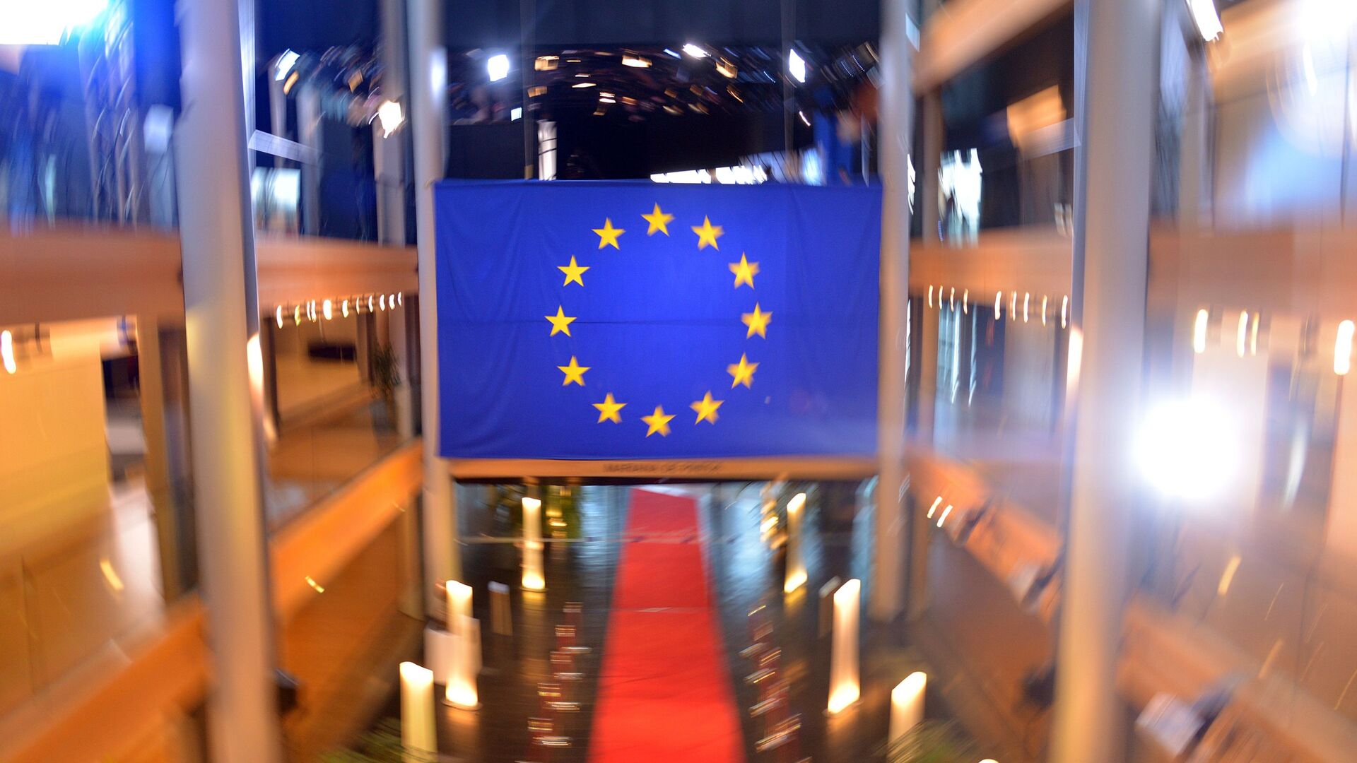 Флаг Евросоюза в главном здании Совета Европы в Страсбурге - Sputnik Latvija, 1920, 03.03.2022