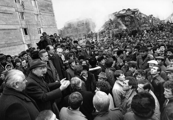 Горбачев обращается к жителям Ленинакана, сильно пострадавшего от Спитакского землетрясения Горбачев обращается к жителям Ленинакана, сильно пострадавшего от Спитакского землетрясения - Sputnik Latvija