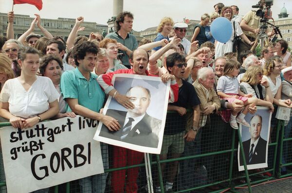 Митинг в Штутгарде в поддержку Горбачева, 1989 год Митинг в Штутгарде в поддержку Горбачева, 1989 год - Sputnik Latvija