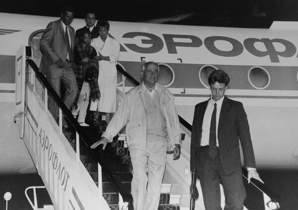 Президент СССР М.С. Горбачев возвратился в Москву из Фороса Президент СССР М.С. Горбачев возвратился в Москву из Фороса - Sputnik Latvija