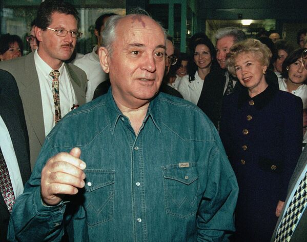 Горбачев 6 ноября 1997 года в Берне, Швейцария Горбачев 6 ноября 1997 года в Берне, Швейцария - Sputnik Latvija