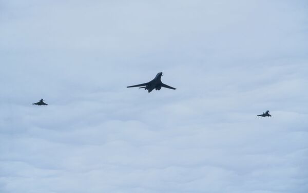 Американский сверхзвуковой стратегический бомбардировщик B-1B-Lancer в сопровождении двух истребителей Eurofighter итальянских ВВС пролетели над аэропортом Рига Американский сверхзвуковой стратегический бомбардировщик B-1B-Lancer в сопровождении двух истребителей Eurofighter итальянских ВВС пролетели над аэропортом Рига - Sputnik Латвия