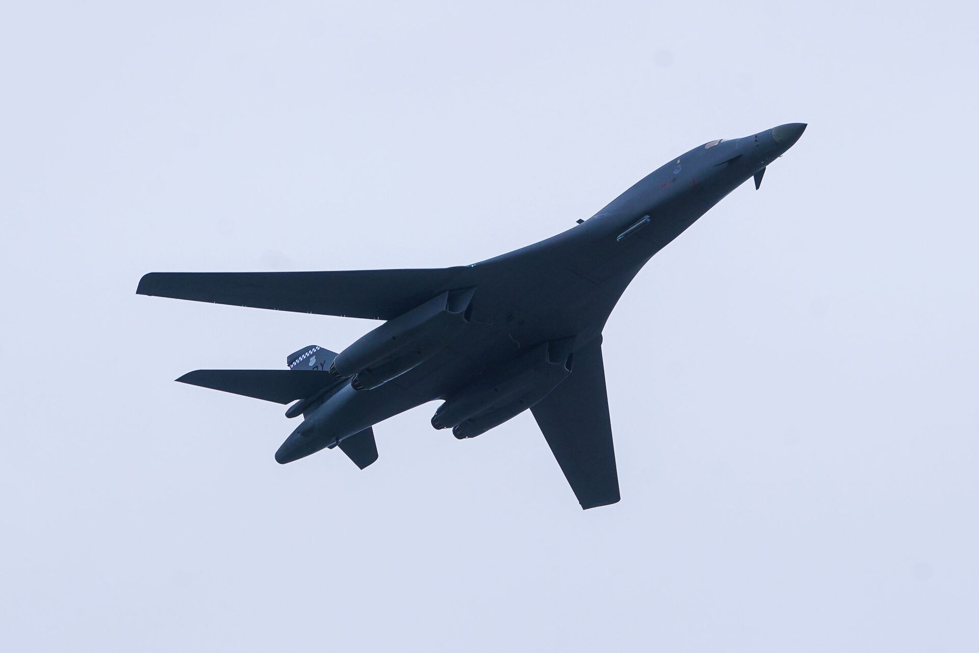 Американский сверхзвуковой стратегический бомбардировщик B-1B-Lancer Американский сверхзвуковой стратегический бомбардировщик B-1B-Lancer - Sputnik Latvija, 1920, 02.07.2021