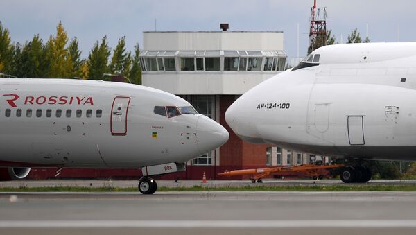 Самолеты Boeing 737-800 (слева) и Ан-124-100 Руслан в Международном аэропорту Казани имени Габдуллы Тукая, архивное фото - Sputnik Latvija