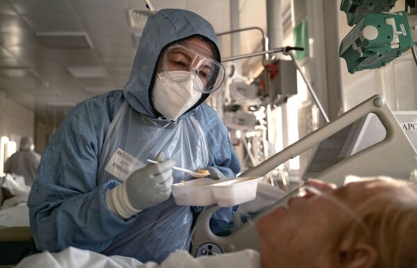 Medicīnas māsa ēdina pacientu reanimācijas un intensīvās terapijas nodaļā slimnīcā Maskavā Medicīnas māsa ēdina pacientu reanimācijas un intensīvās terapijas nodaļā slimnīcā Maskavā - Sputnik Latvija