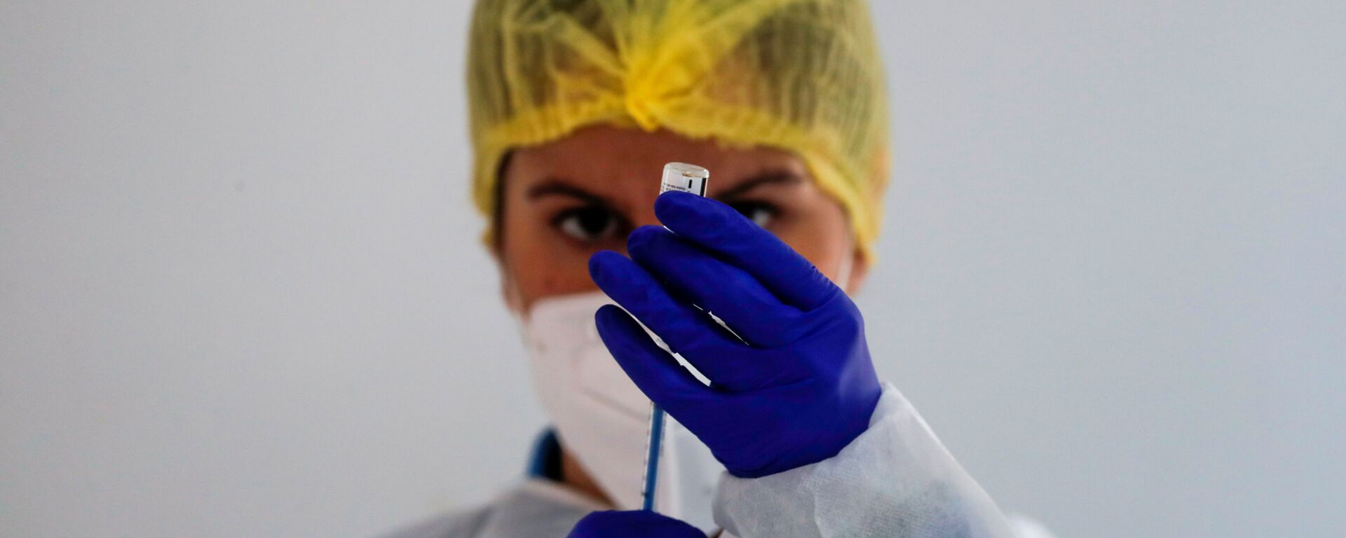 Медицинский работник готовит дозу вакцины Pfizer-BioNTech во время массовой вакцинации в Ронде, Испания - Sputnik Латвия, 1920, 16.03.2021