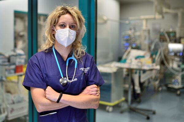 Ārste Annalīza Malara strādā Sanmateo slimnīcā Pavija. Viņa diagnosticēja Covid-19 pirmajam pacientam Itālijā 2020. gada 20. februārī Ārste Annalīza Malara strādā Sanmateo slimnīcā Pavija. Viņa diagnosticēja Covid-19 pirmajam pacientam Itālijā 2020. gada 20. februārī - Sputnik Latvija
