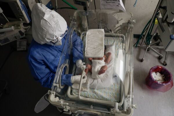 Medicīnas māsa ar koronavīrusu inficētu jaundzimušo dzemdību namā Tolukā, Meksikā Medicīnas māsa ar koronavīrusu inficētu jaundzimušo dzemdību namā Tolukā, Meksikā - Sputnik Latvija