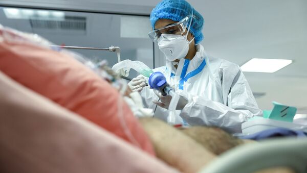 Медсестра у пациента в отделении интенсивной терапии в больнице в Афинах, Греция  - Sputnik Латвия
