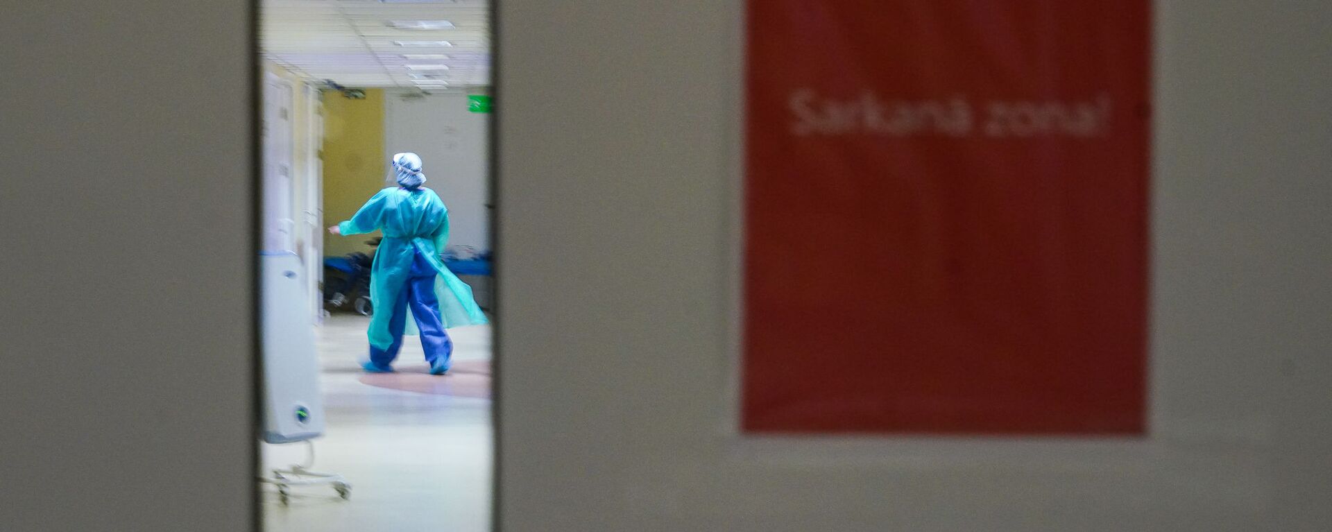 Вход в красную зону коронавирусного отделения Даугавпилсской региональной больницы - Sputnik Латвия, 1920, 01.07.2021