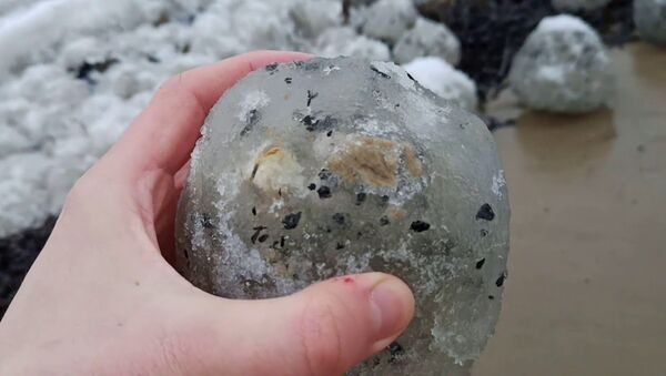 Необычное природное явление в Юрмале: море выкатило ледяные яйца - Sputnik Латвия
